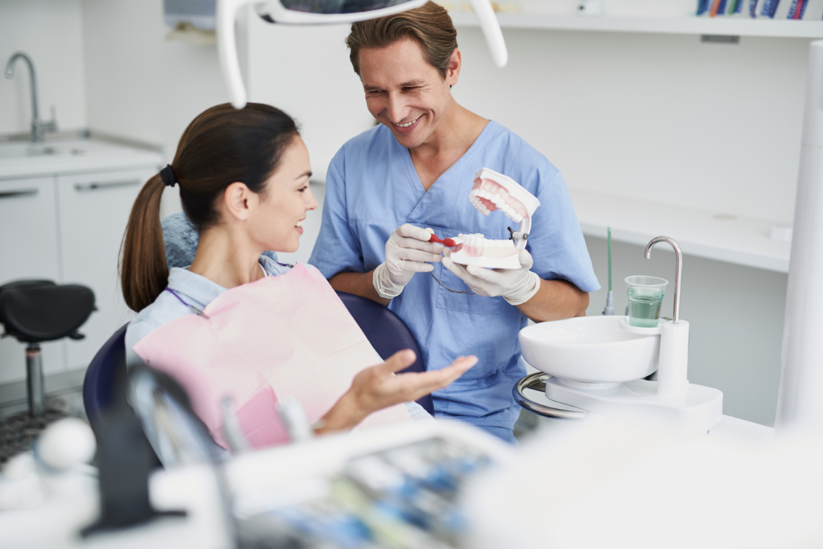 歯科医師と会話する患者
