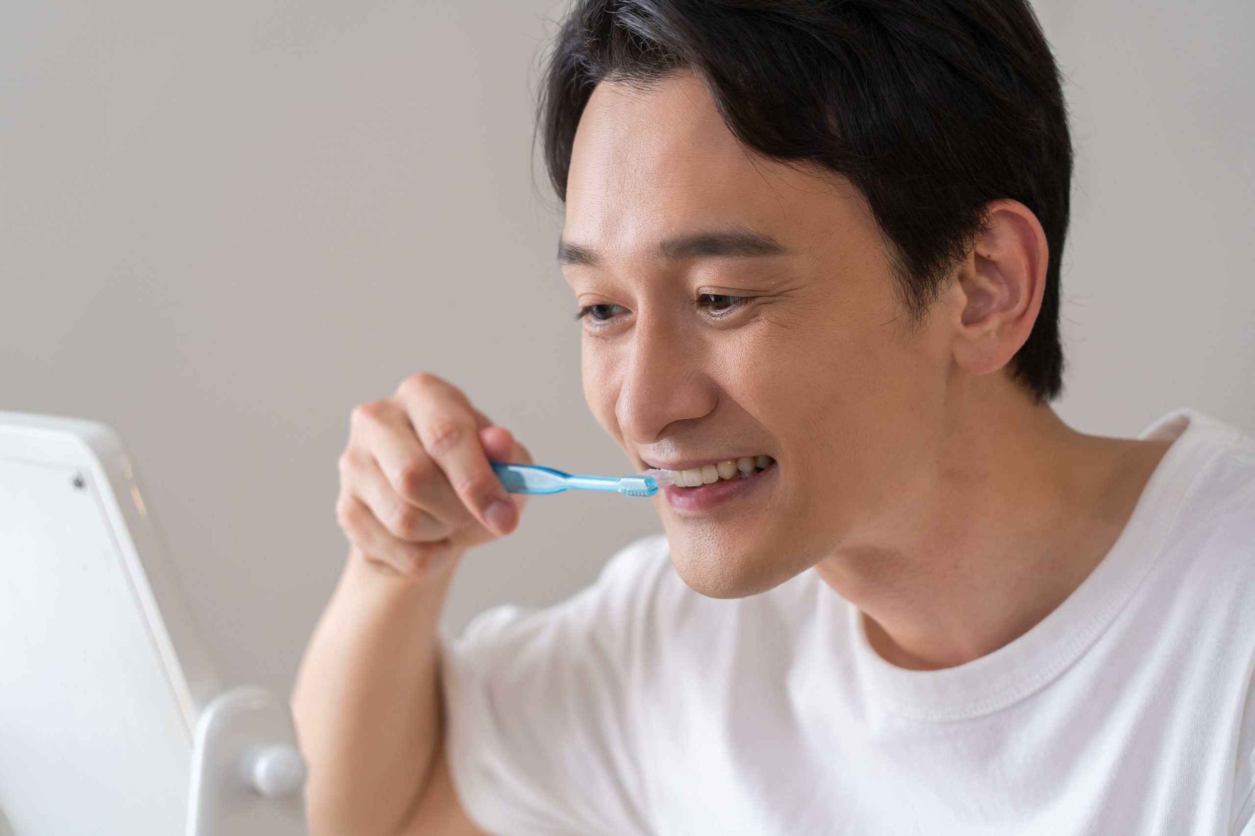 歯磨きする男性