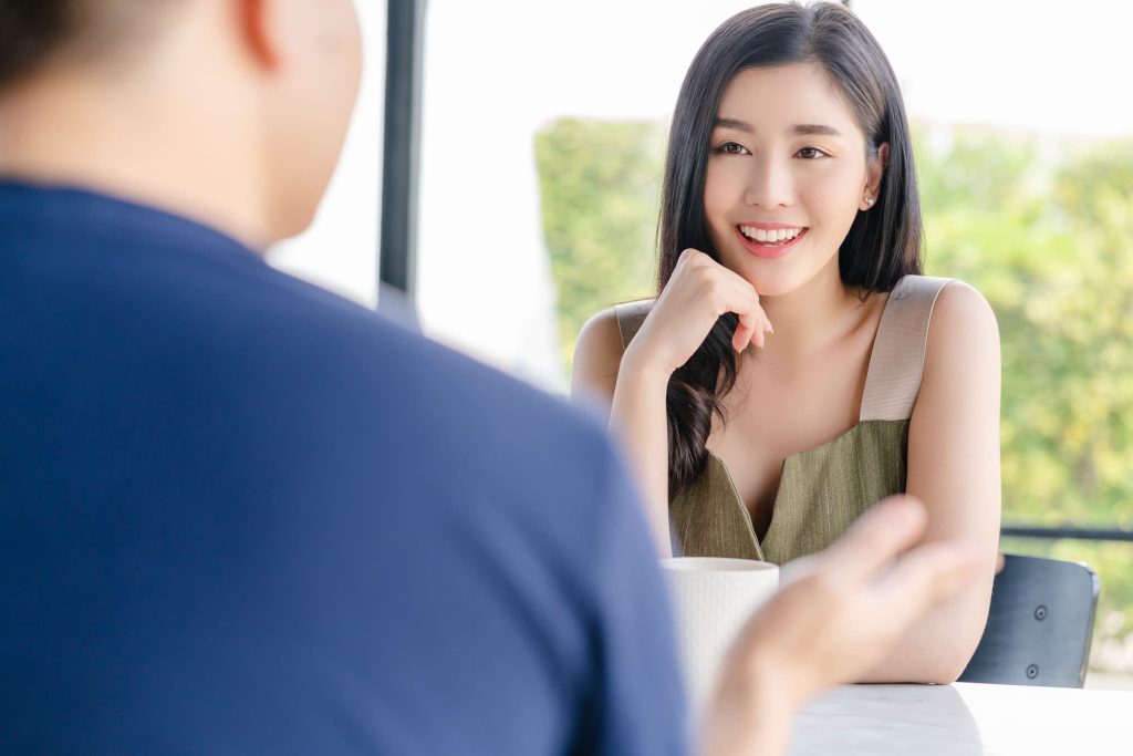 口腔ケアで口臭が気にならなくなり会話を楽しむ女性