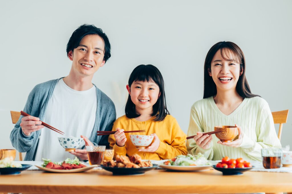 虫歯治療で綺麗になった歯で食事を楽しむ家族