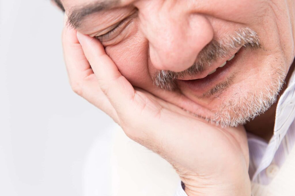 入れ歯が合わず痛みが出てきた男性
