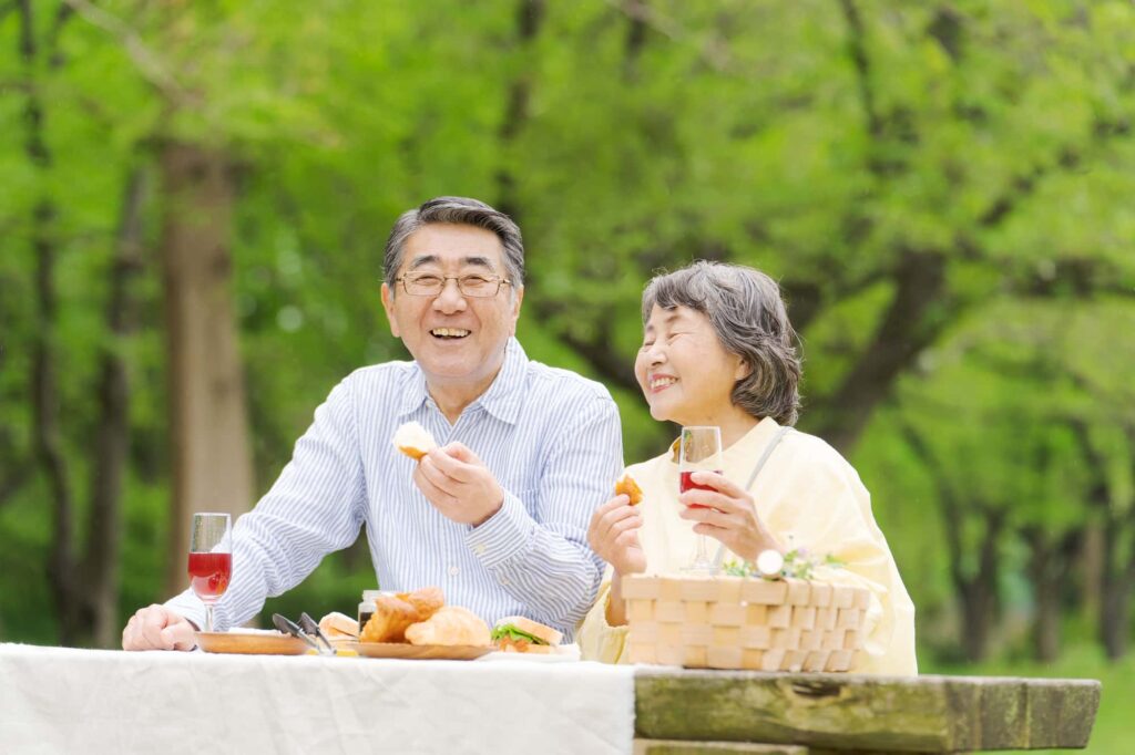 自分に合った入れ歯で快適に食事をする男女