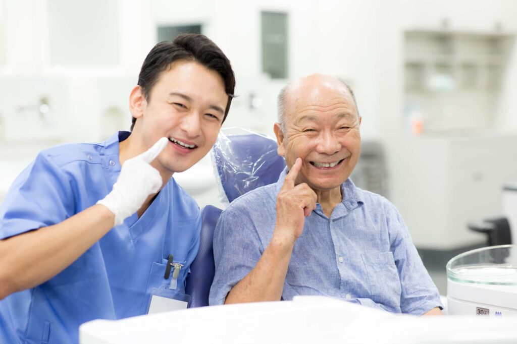 入れ歯が合わず歯医者で調整してもらった男性