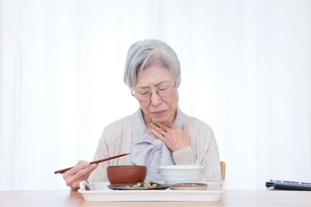 入れ歯が合わず食べにくい女性