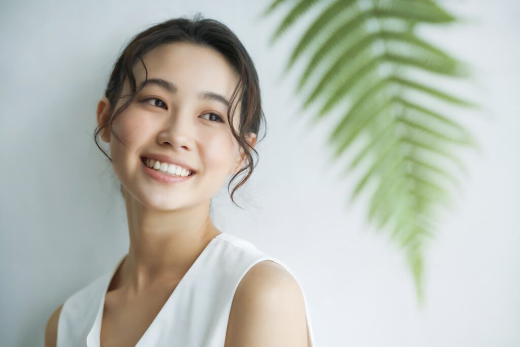 適切なケアで歯と歯の間の虫歯を予防して健康に過ごす女性