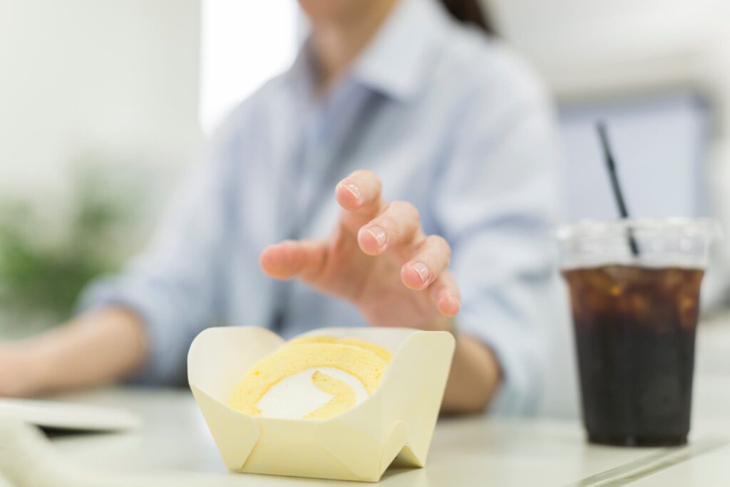 間食や甘いものの摂取が多い女性