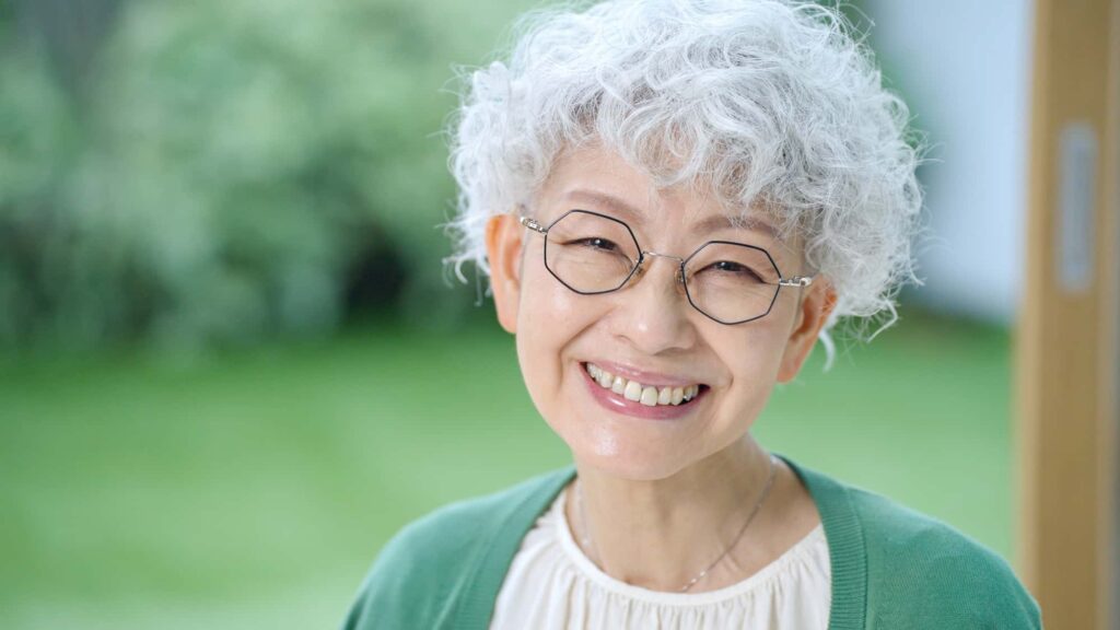 適切なケアで歯を失っていない高齢女性のイメージ