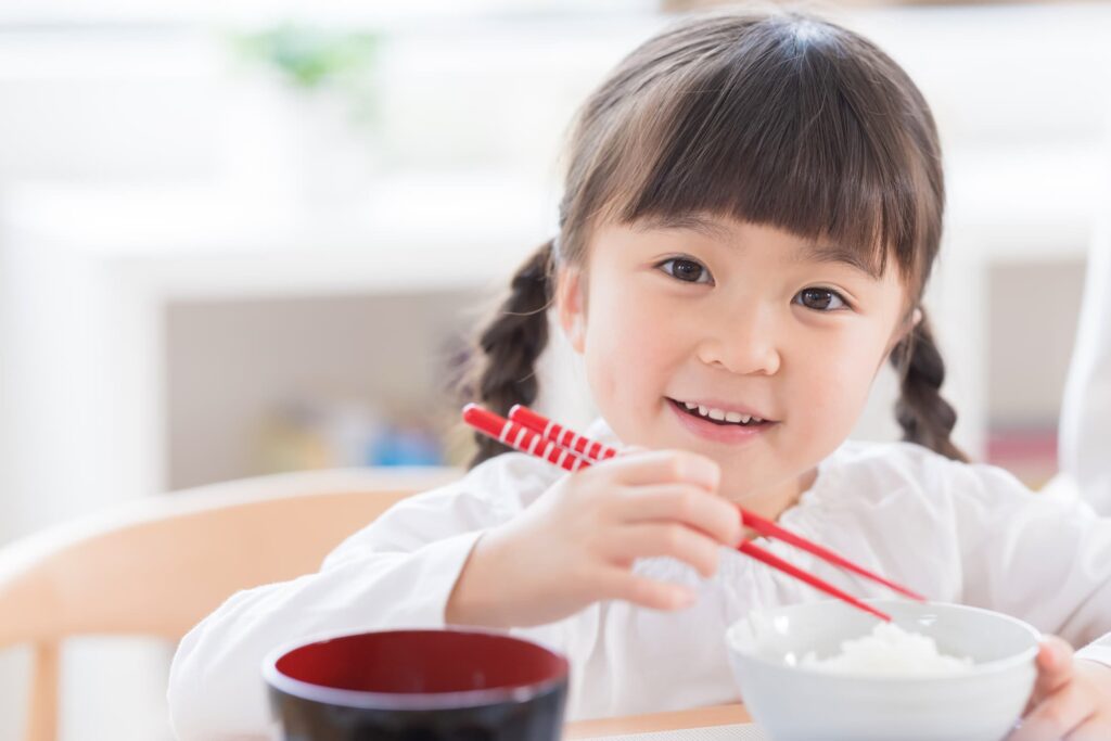 虫歯を予防し美味しく食事をいただく子ども