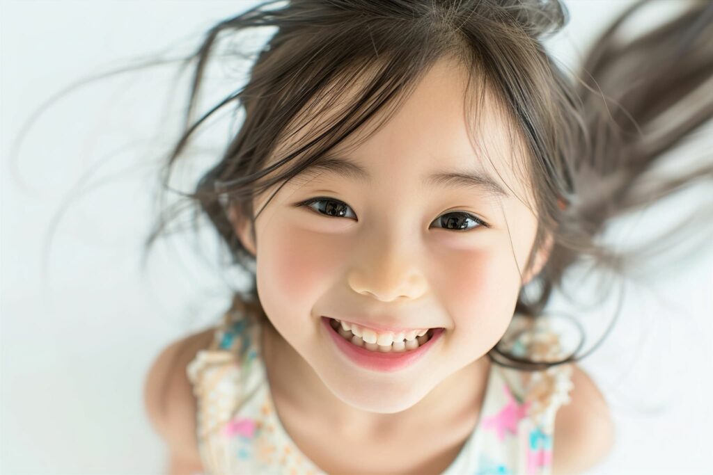 小児矯正で綺麗な歯並びを手に入れた笑顔の女の子