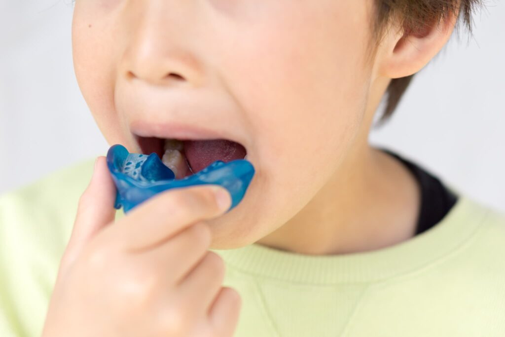 プレオルソで歯の矯正をする男の子