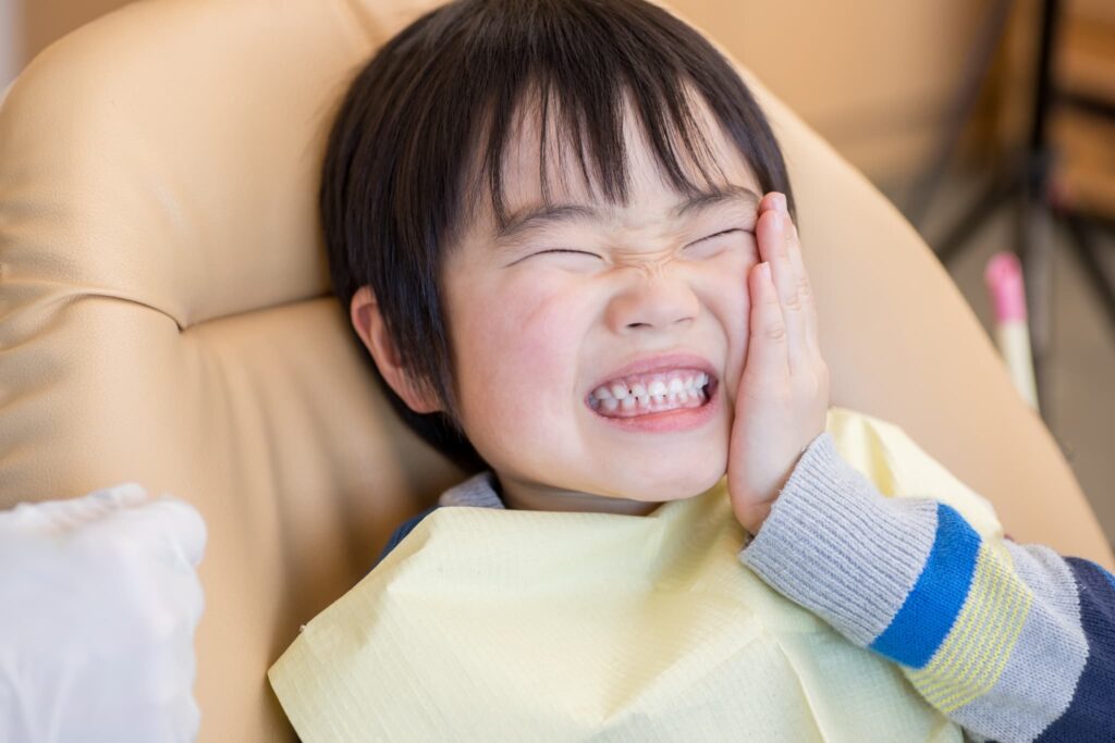 虫歯になり歯科医院に治療にきた子ども