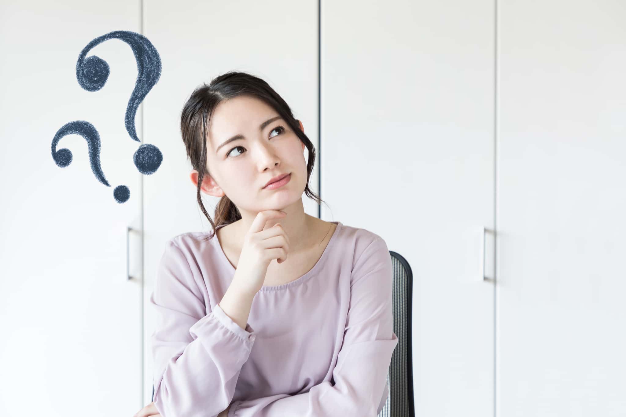ホワイトニングは虫歯があってもできるか考える女性