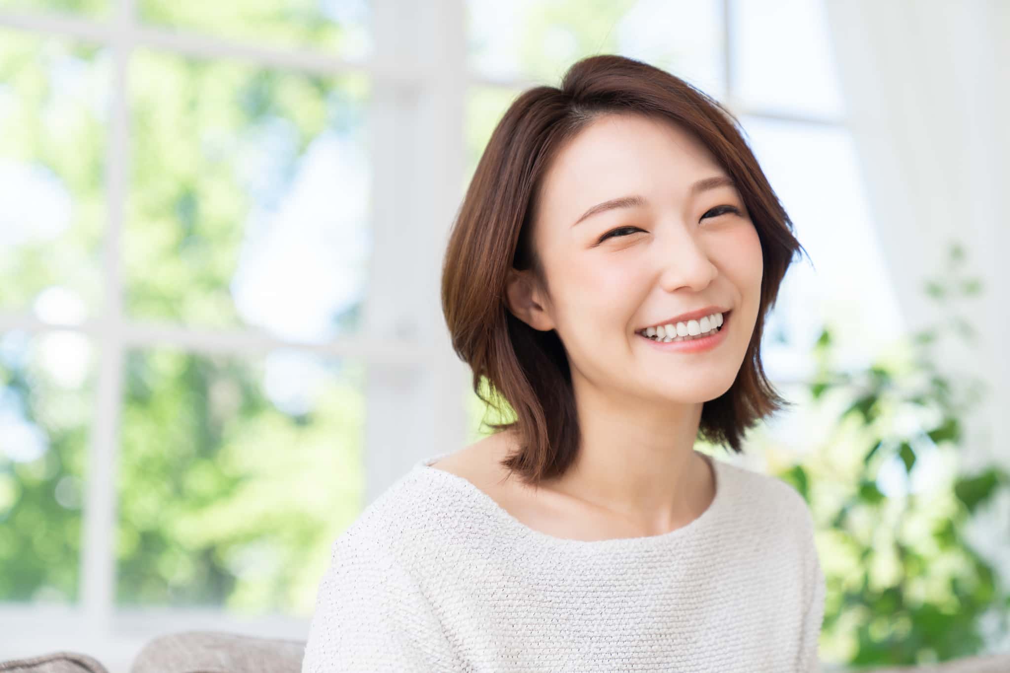 虫歯治療後にホワイトニングして笑顔の女性