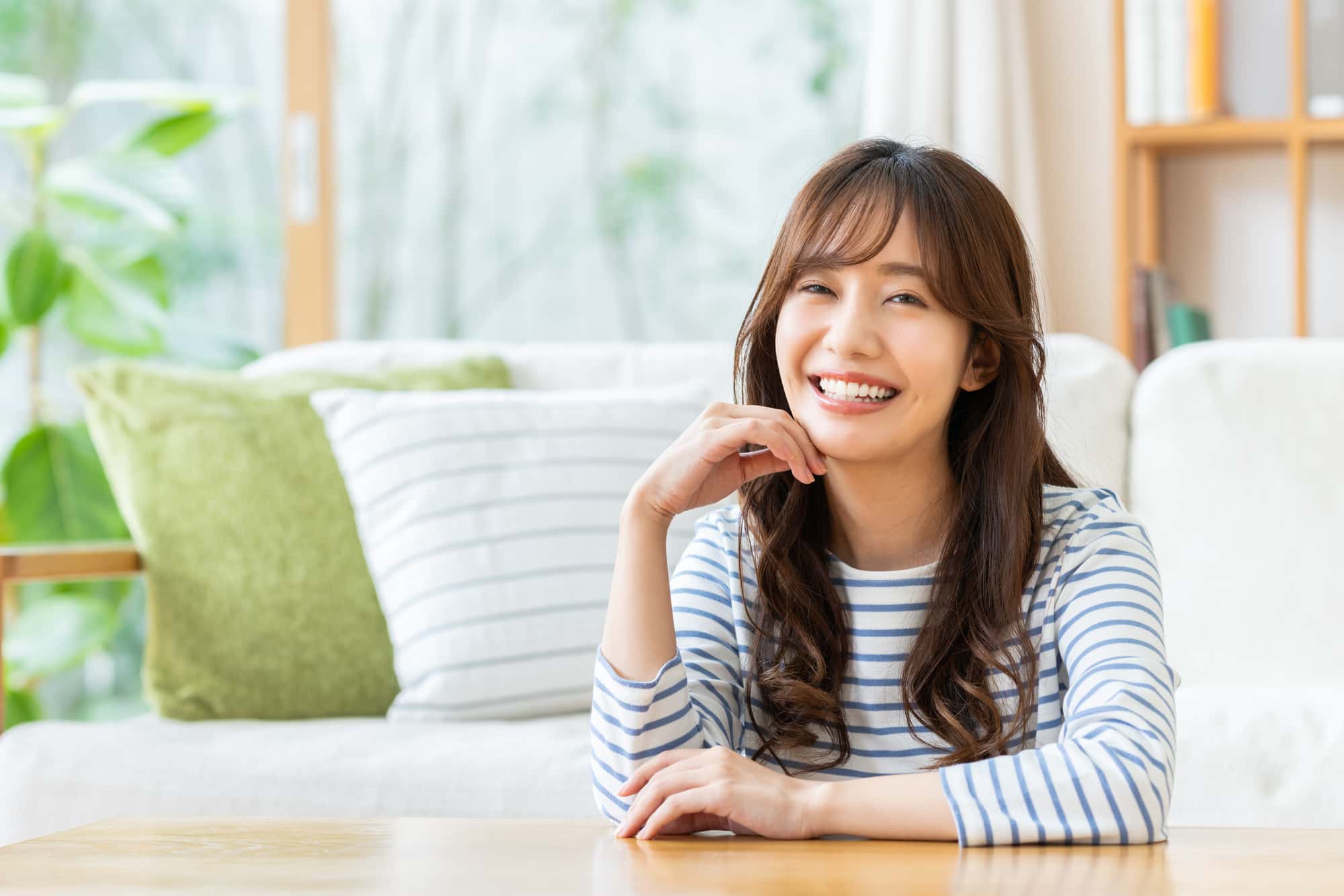 すきっ歯を矯正して笑顔の女性