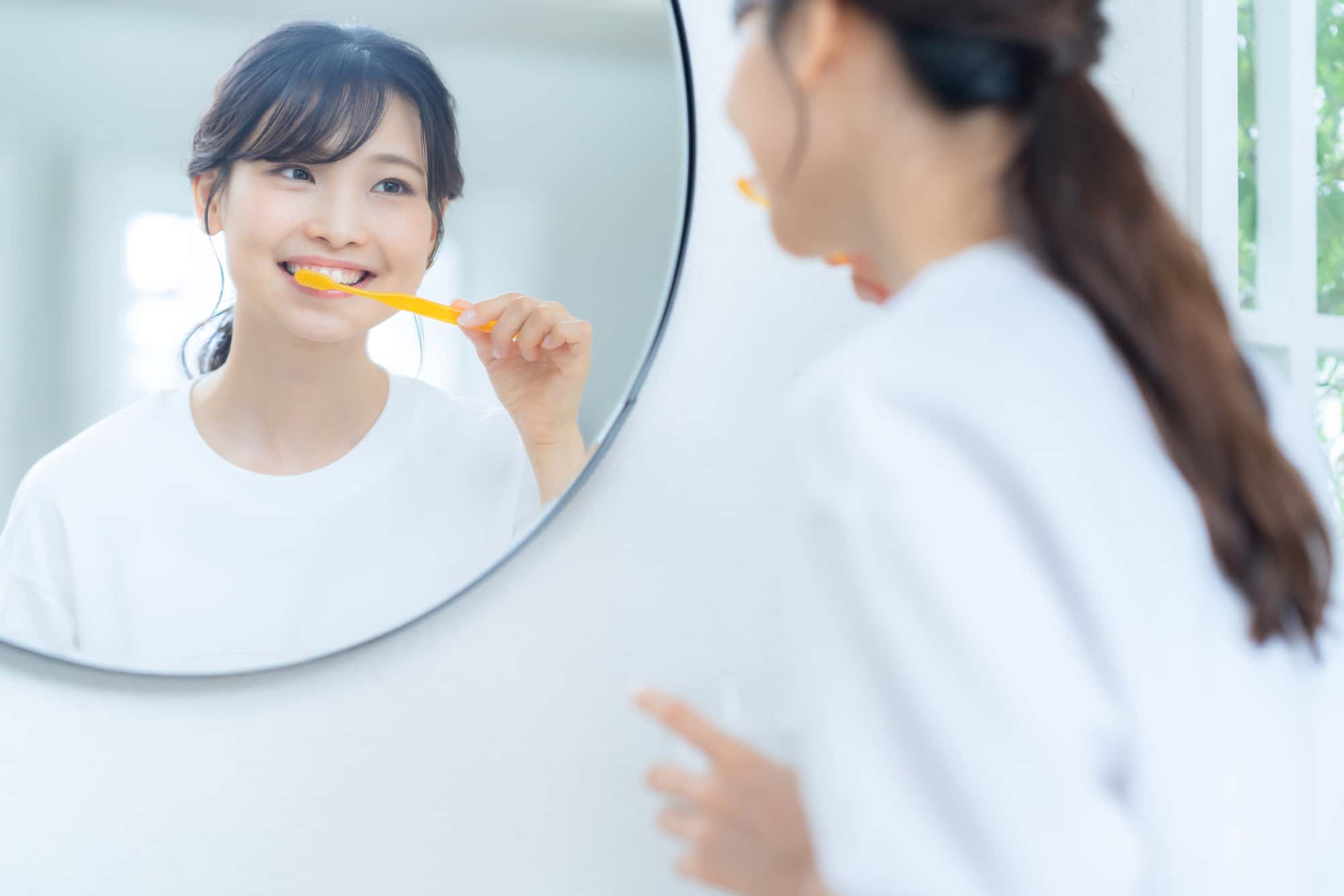 虫歯を予防に歯みがきをする女性
