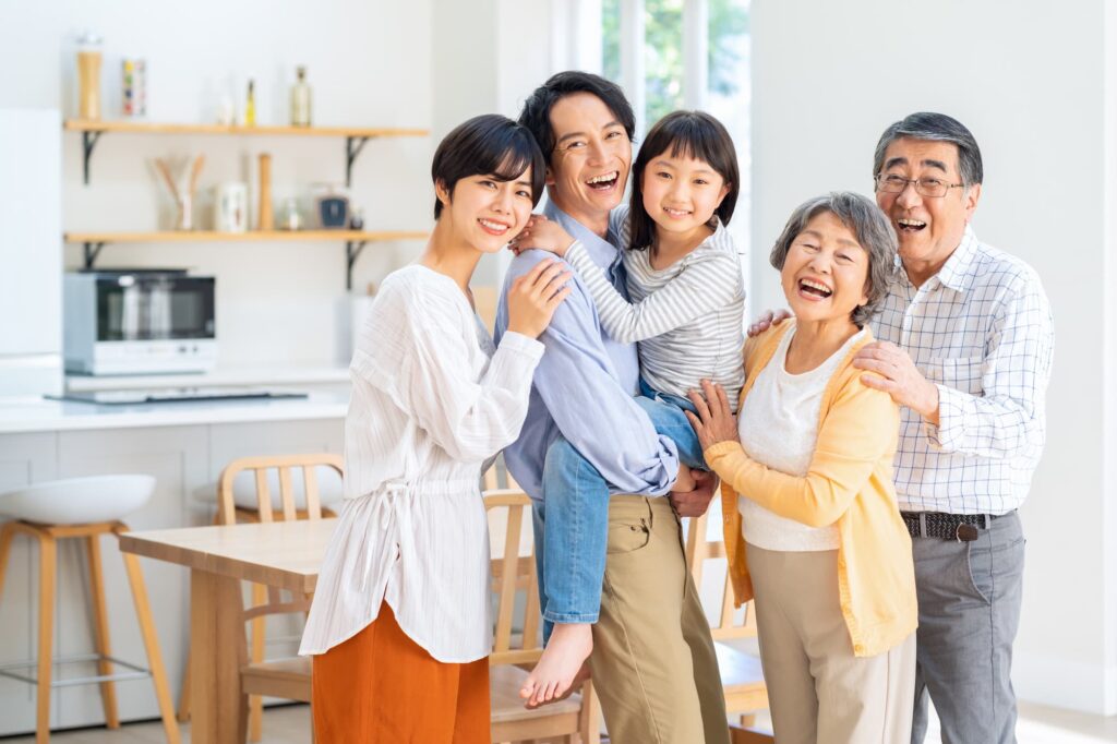 きれいな歯で笑顔の三世代家族