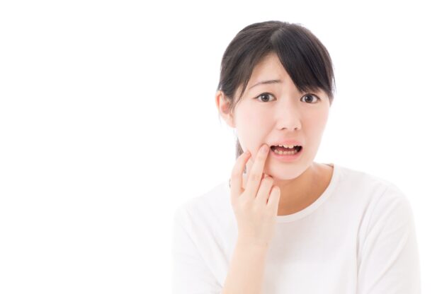 歯が黒くて虫歯を心配する女性