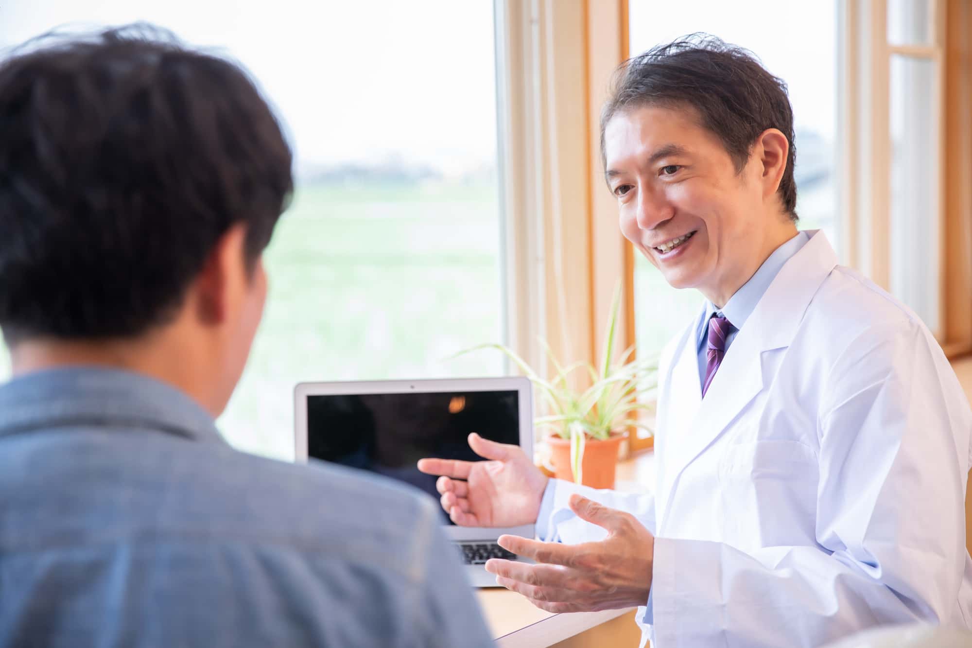 歯科医院でブラッシング指導を受けている患者