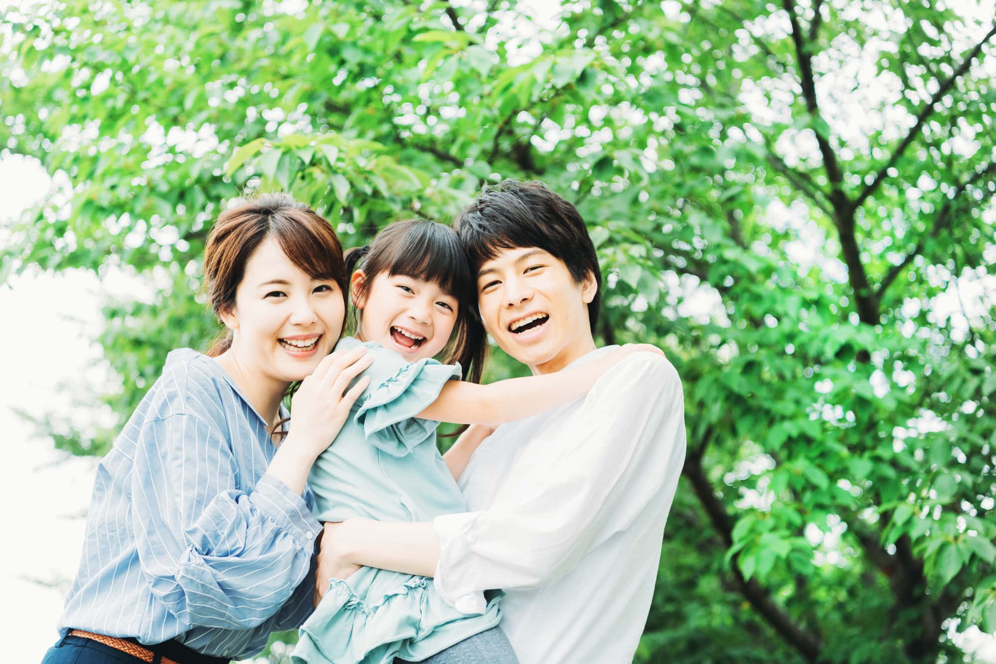 歯科医院でブラッシング指導を受けて健康な歯の家族