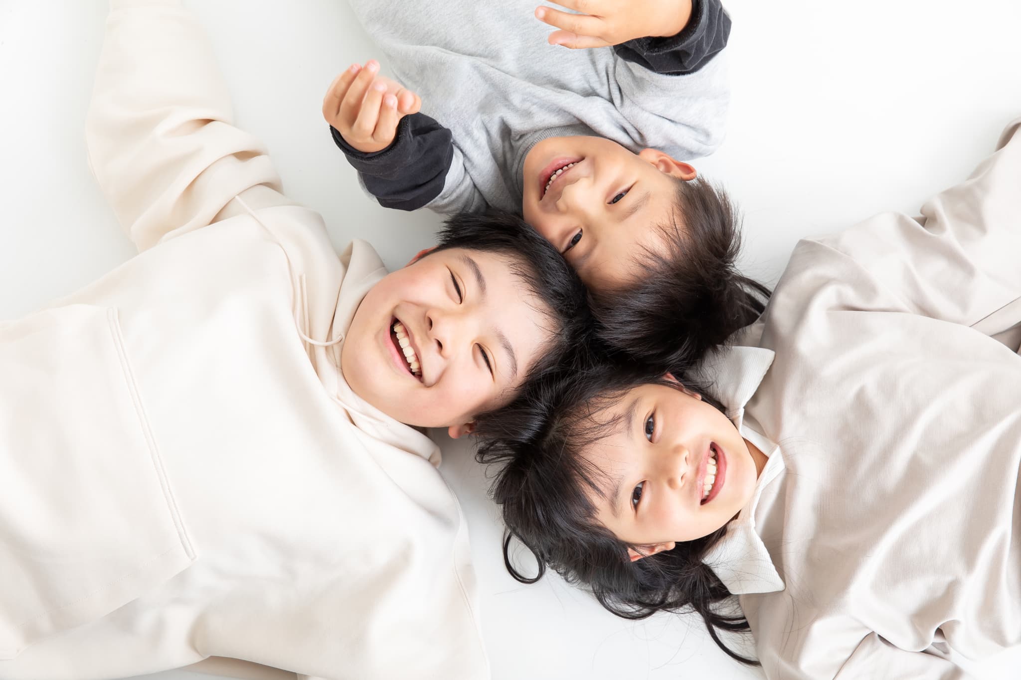 笑顔で寝転がる子どもたち