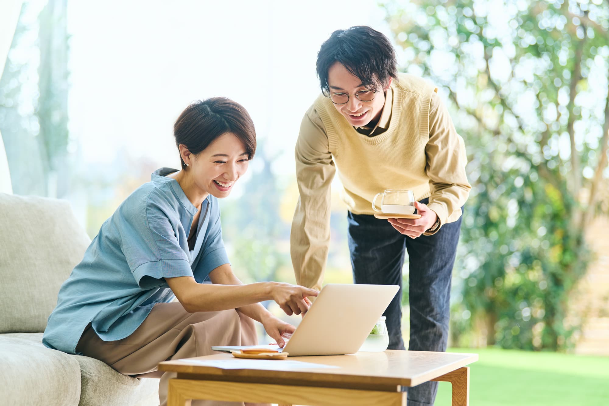 リラックスした時間を過ごす夫婦