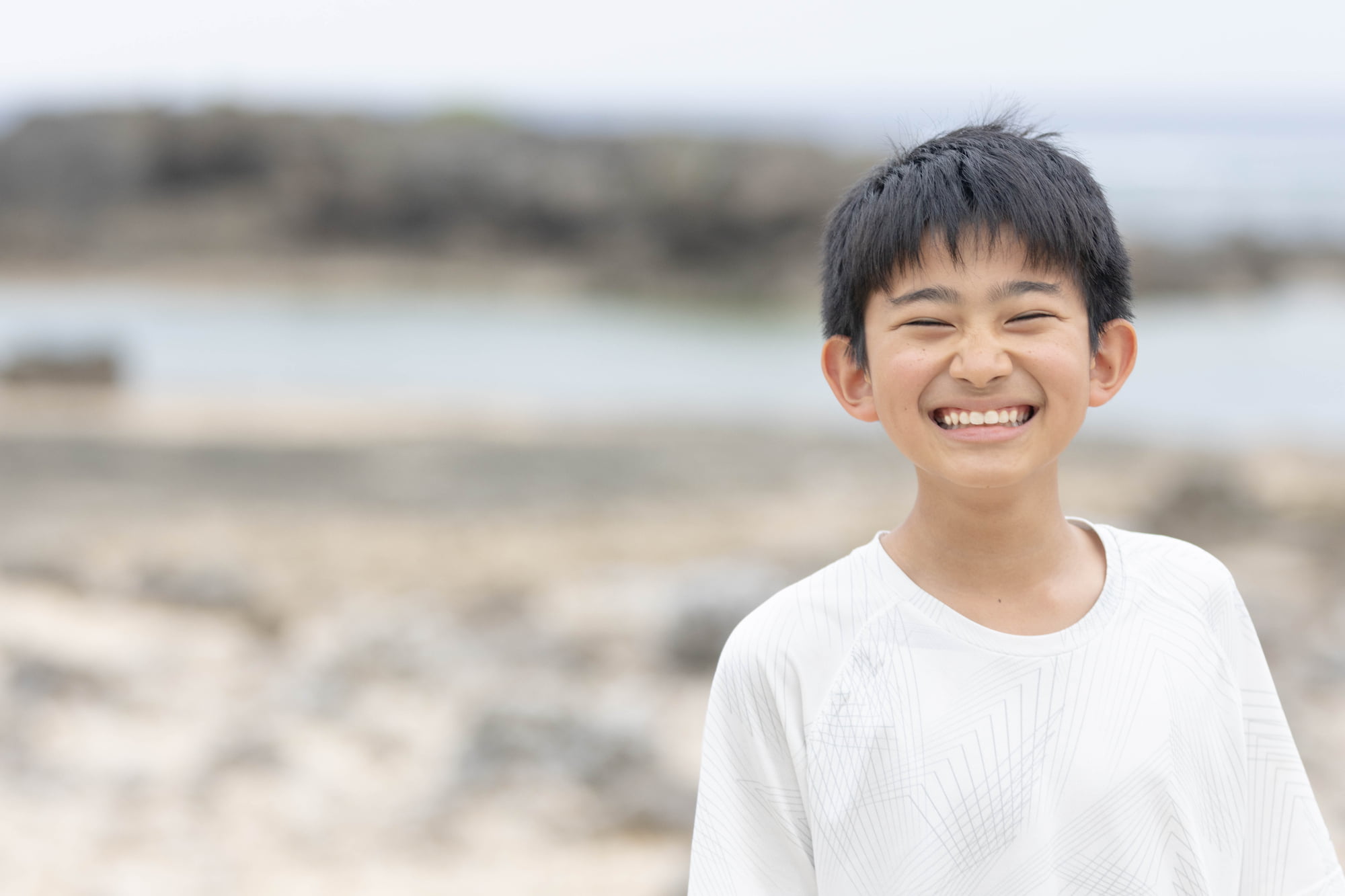 すきっ歯を治療して綺麗な歯並びで笑う男の子