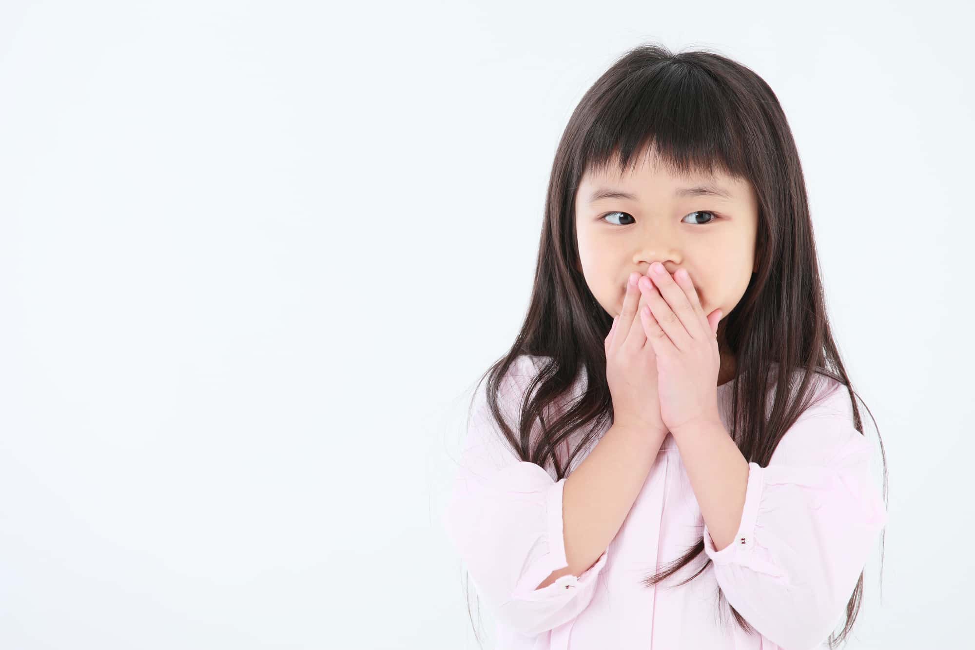 すきっ歯が恥ずかしくて口元を隠す女の子