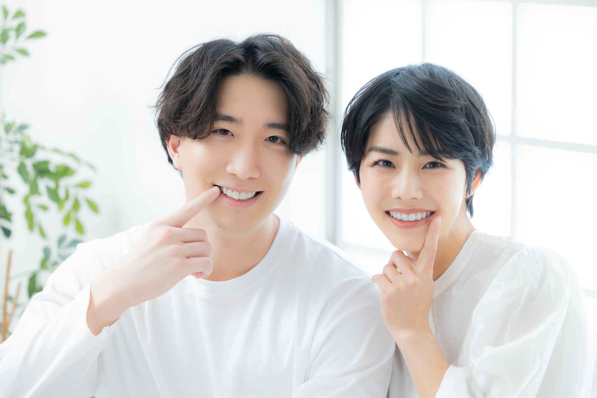 綺麗な白い歯を見せて笑う男女