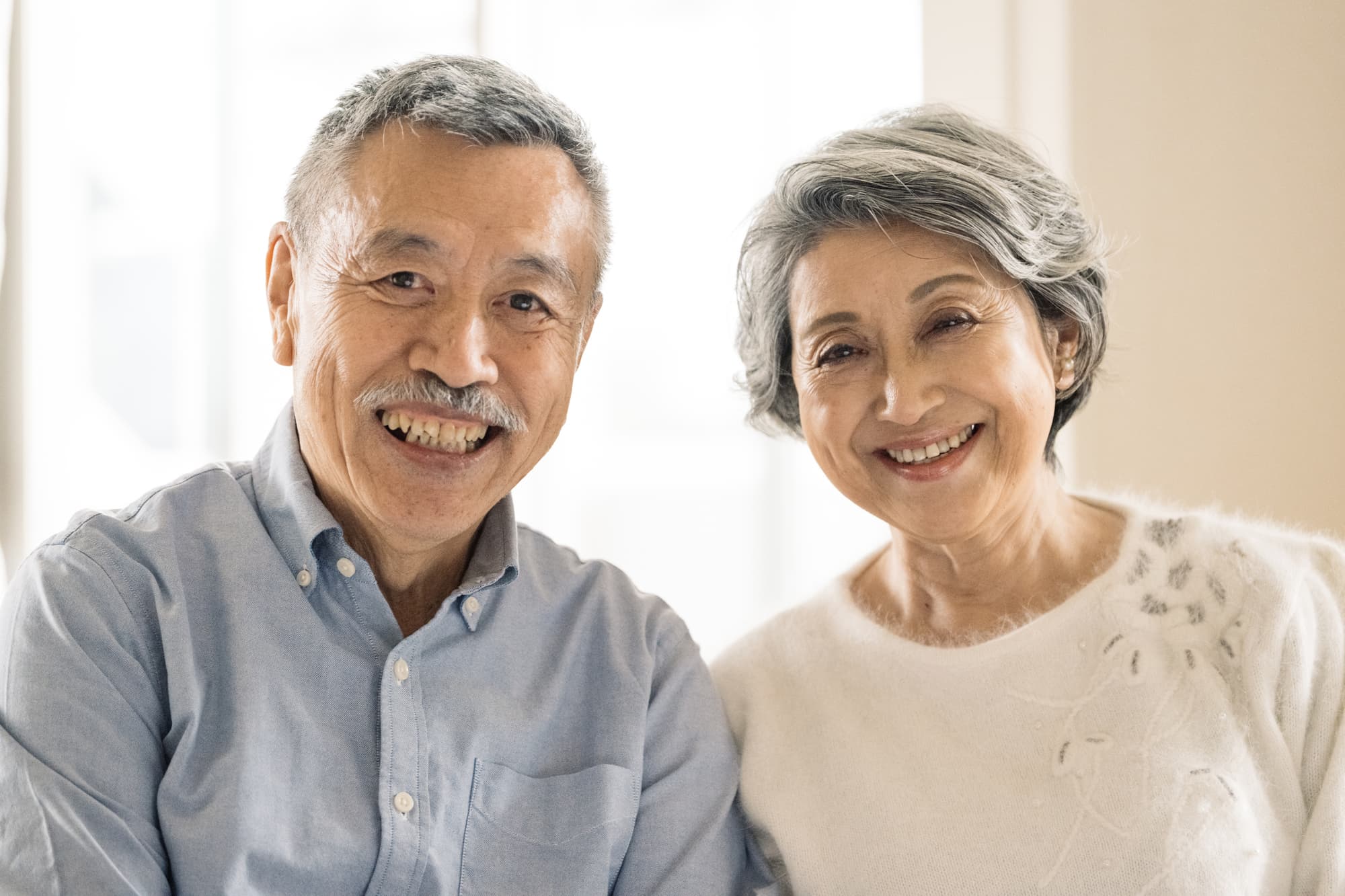 入れ歯を入れて快適に過ごす高齢夫婦