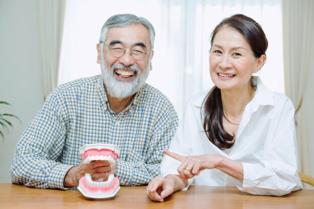 初めての入れ歯を検討している高齢夫婦