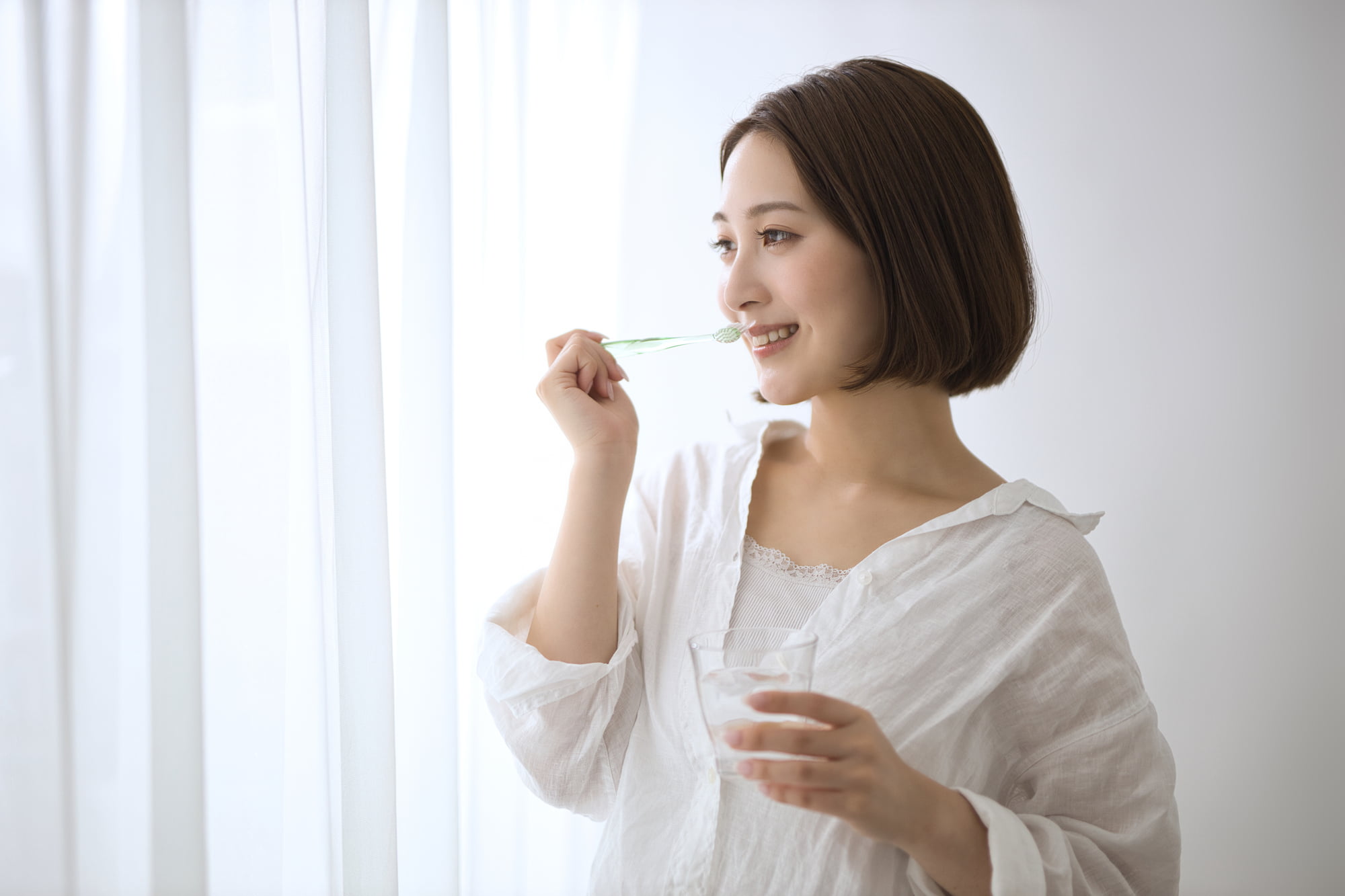 歯科医院でのスケーリング後も自宅でセルフケアを丁寧に行う女性