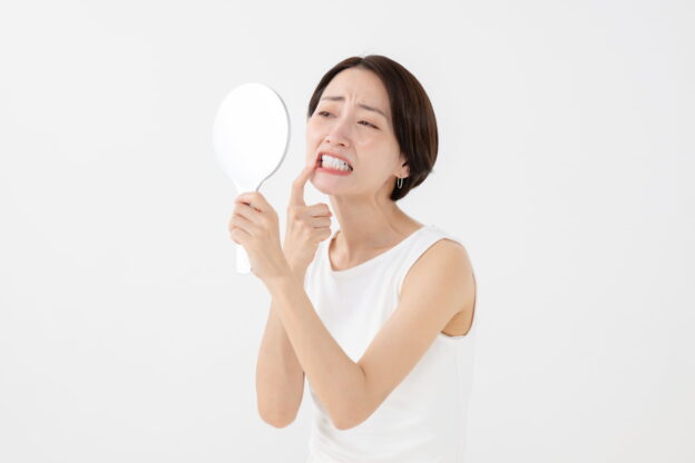 歯垢や歯石が取り切れず悩む女性