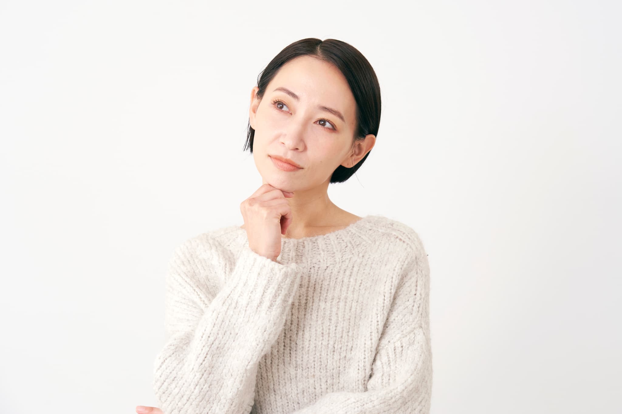 審美歯科は保険適用の対象か考える女性