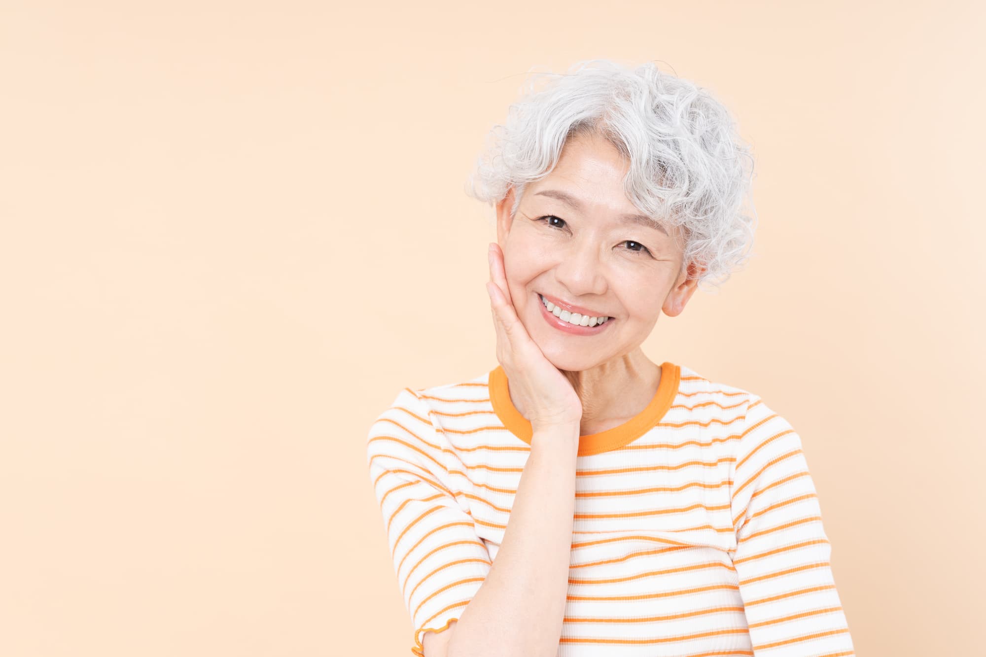 笑顔のシニア女性