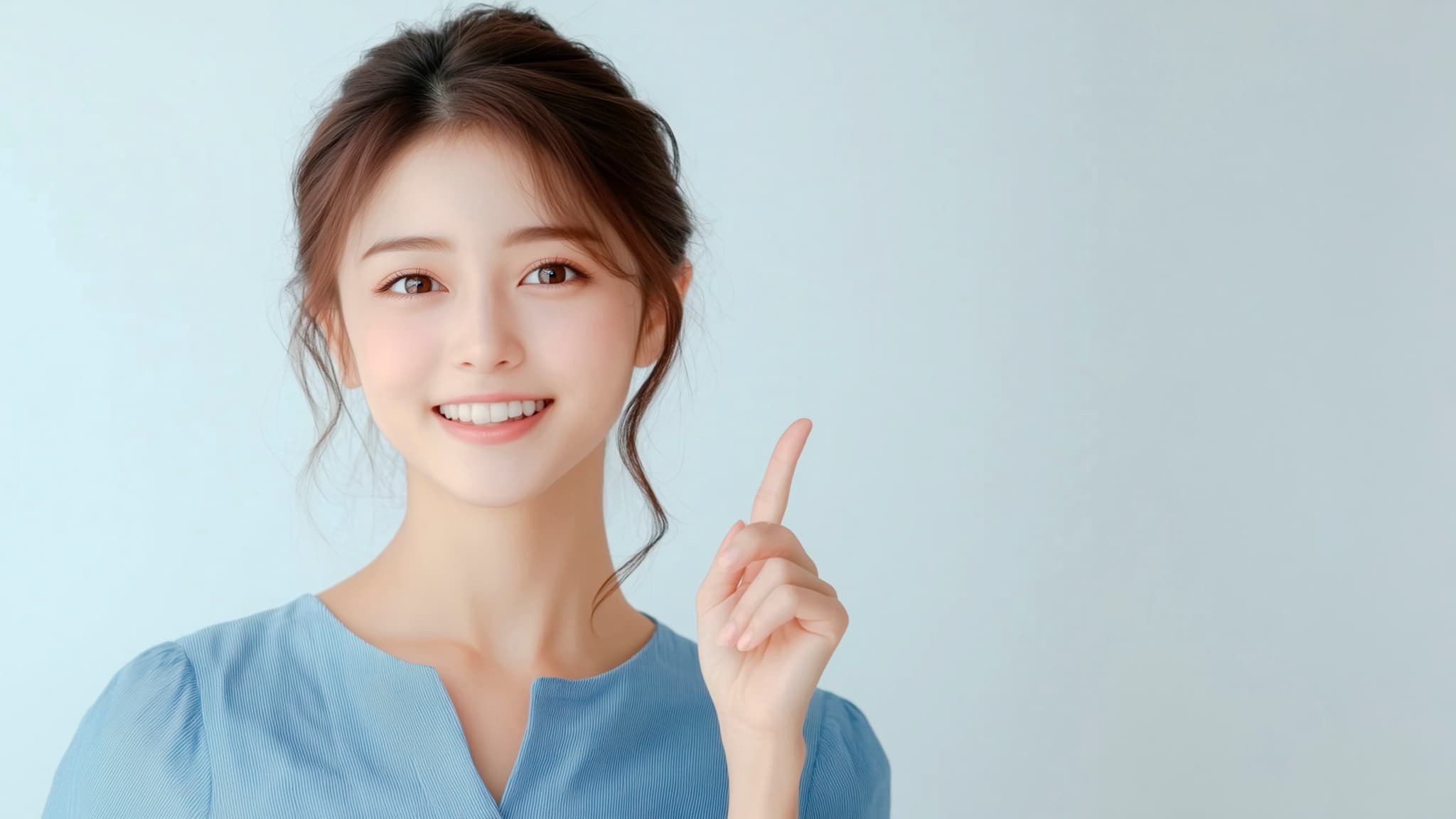 フッ素塗布の効果を持続させる方法を伝える女性