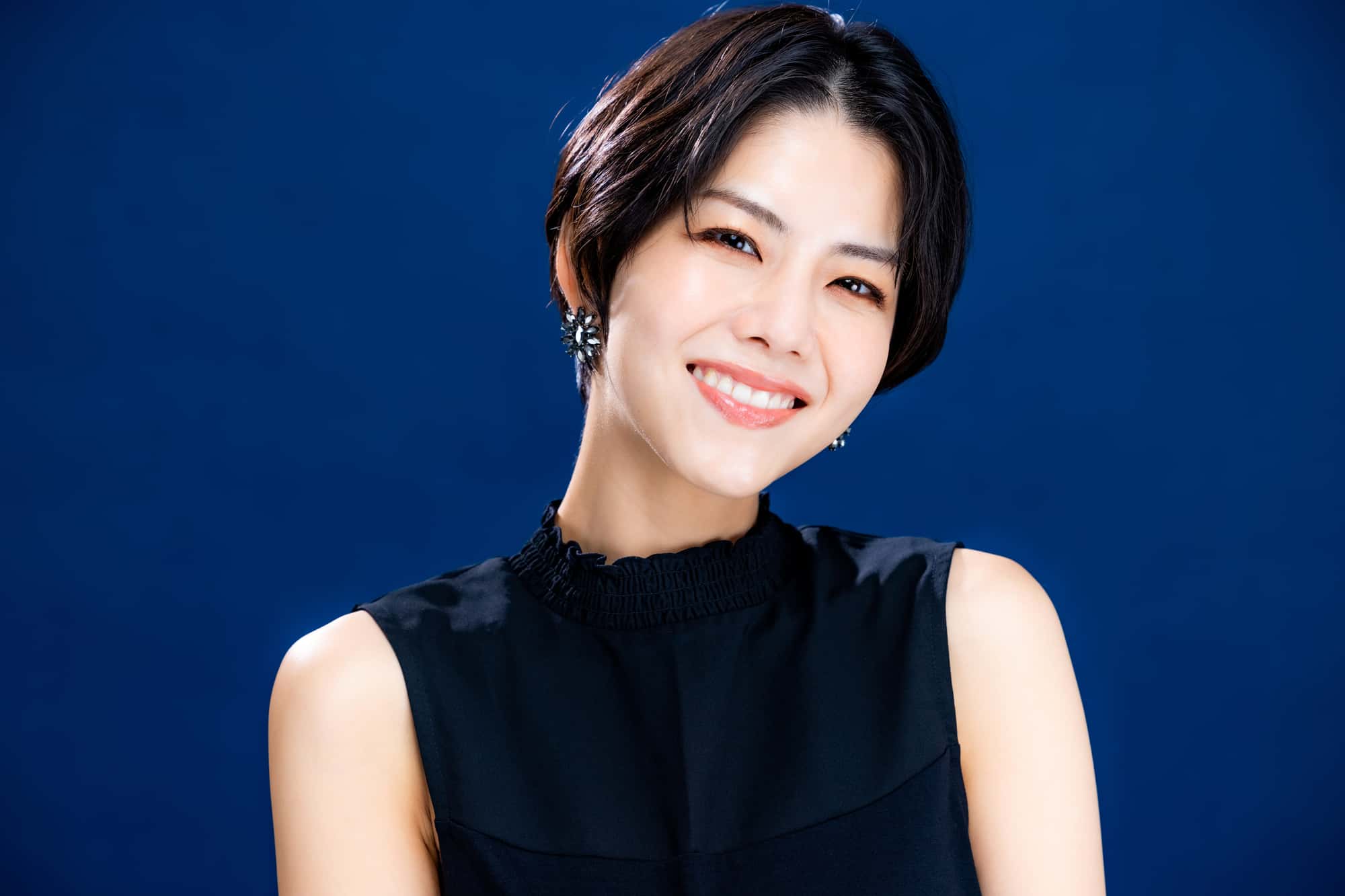 オフィスホワイトニングをした白い歯で笑う女性