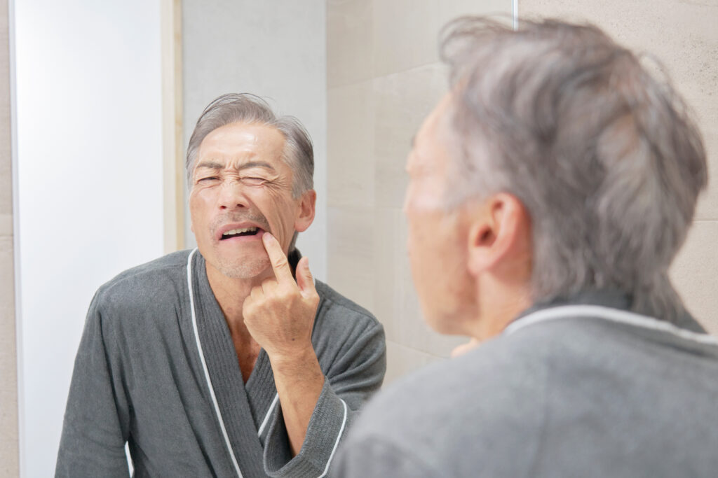 歯石取りをしていなかった男性が歯の痛みを感じている