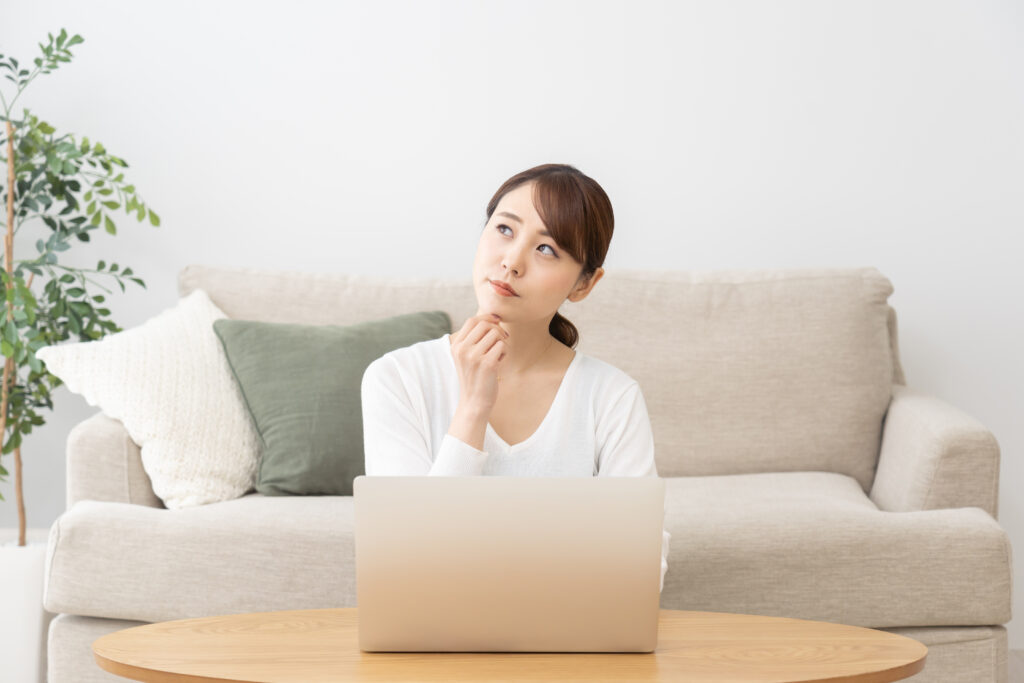 歯医者に行き歯石取りをしてもらう適切な頻度について悩む女性