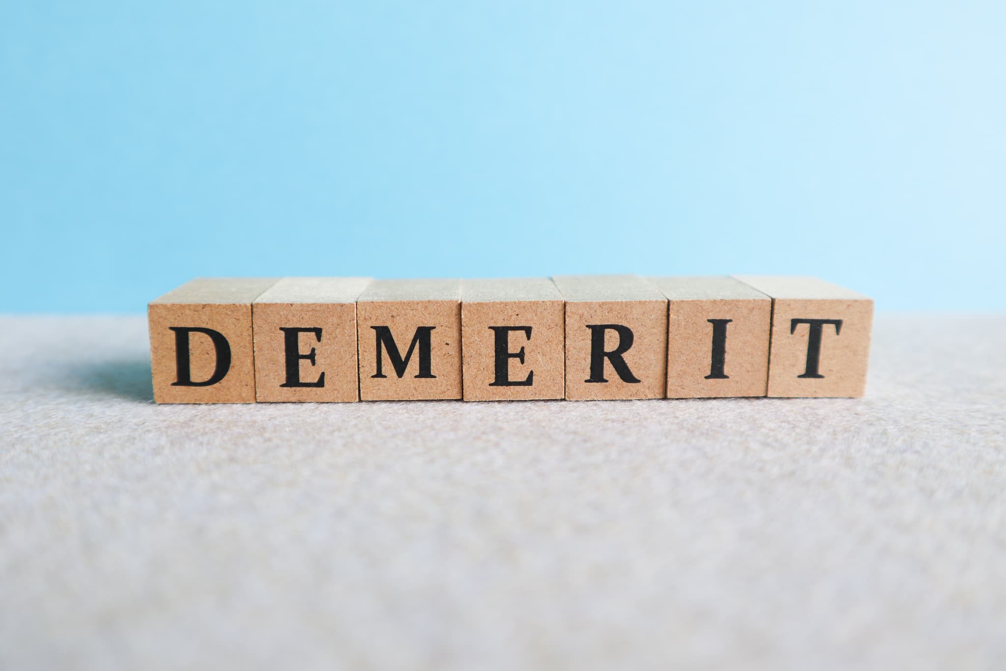 銀歯を白くするデメリットのイメージ