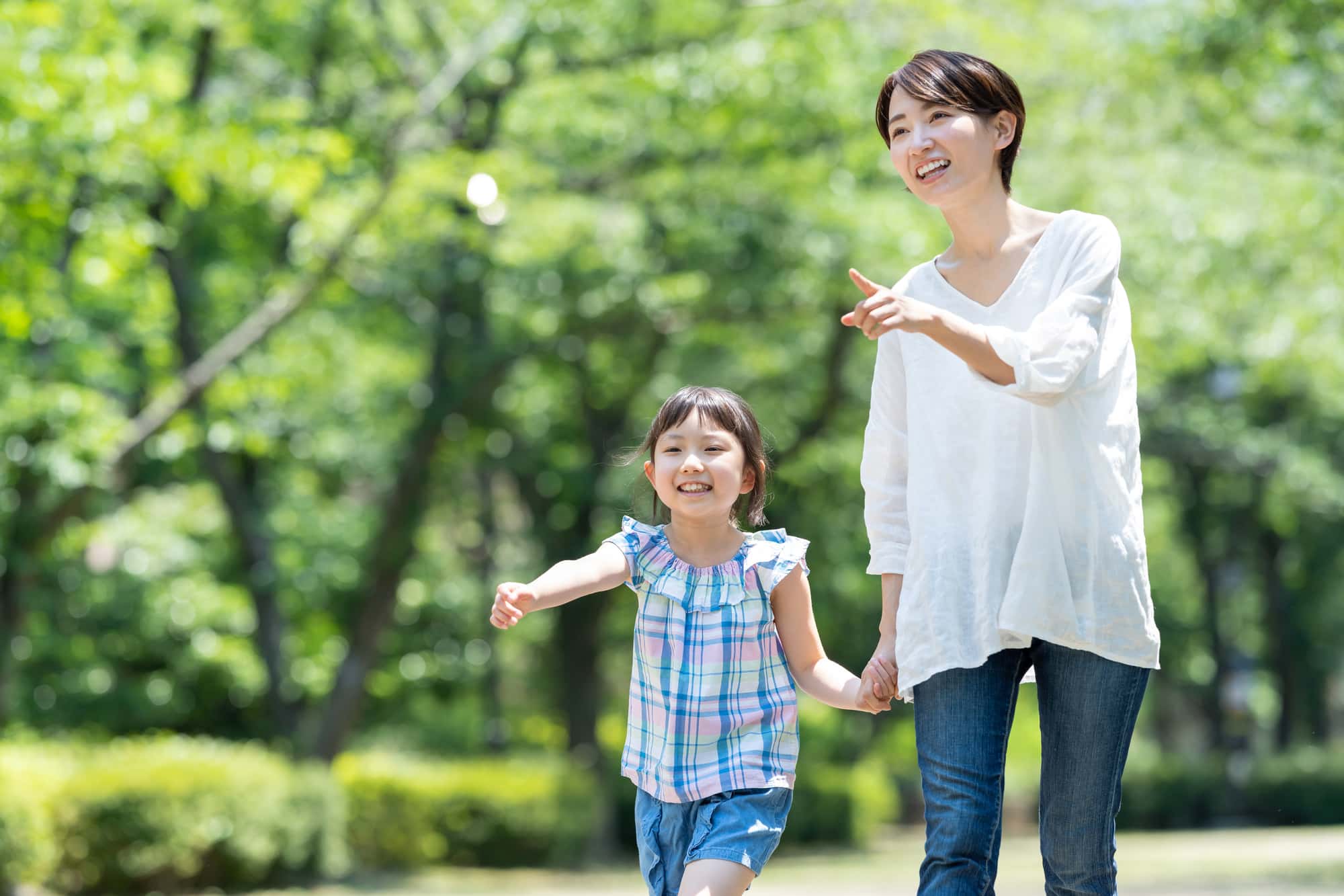 楽しく散歩をする母と子ども