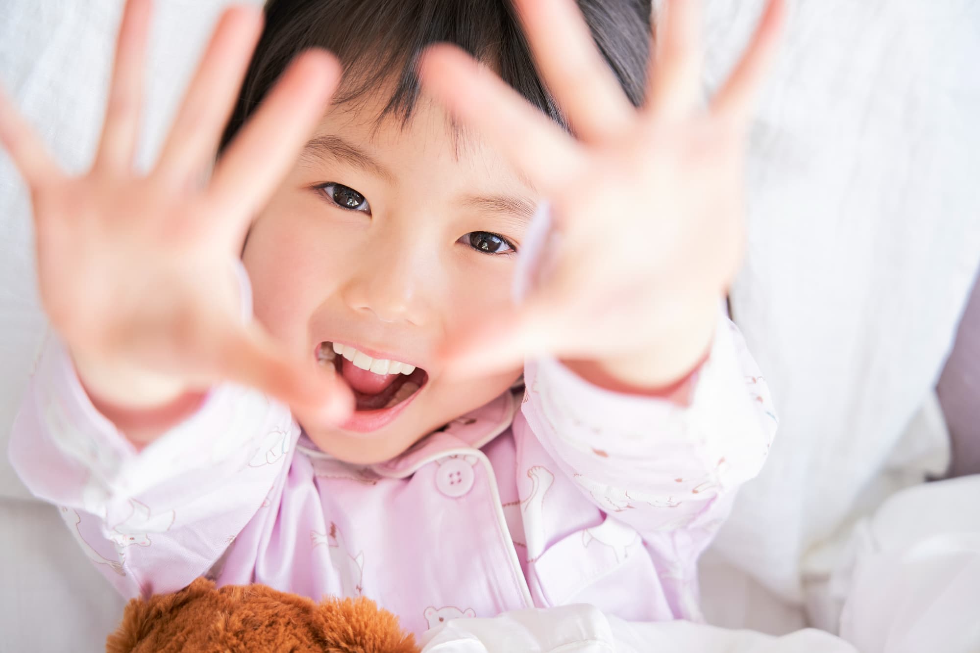 出っ歯を治療して笑顔の女の子