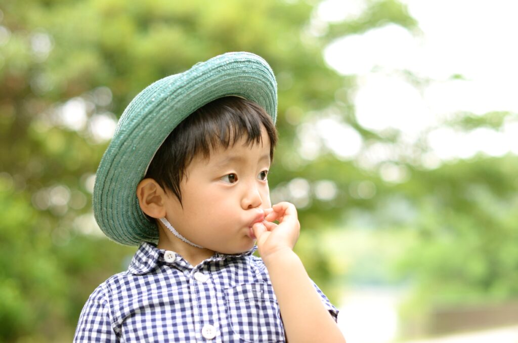 小児矯正後に後戻りが起きる原因となる指しゃぶりをしている子ども