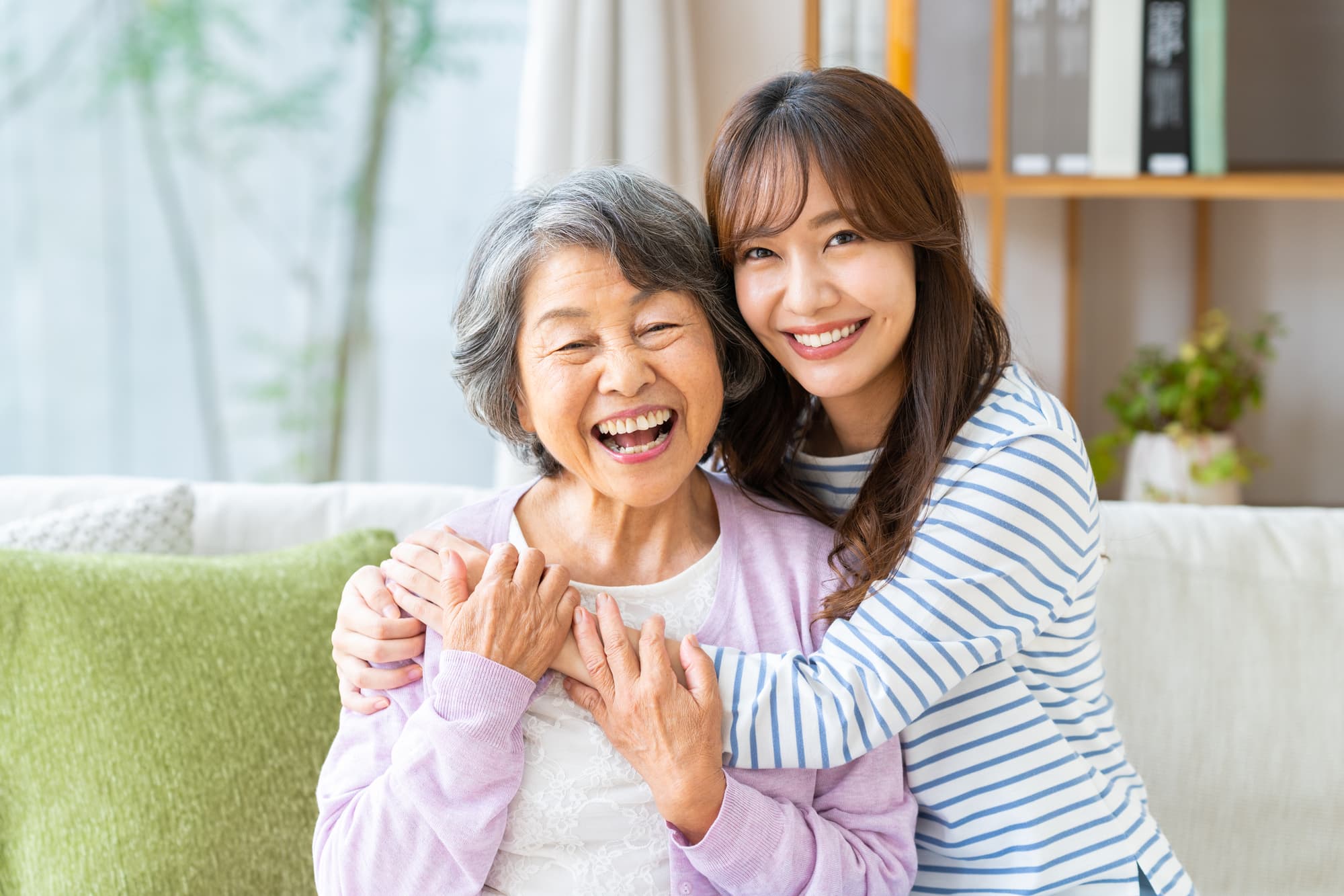 インプラント治療をした笑顔の祖母と孫