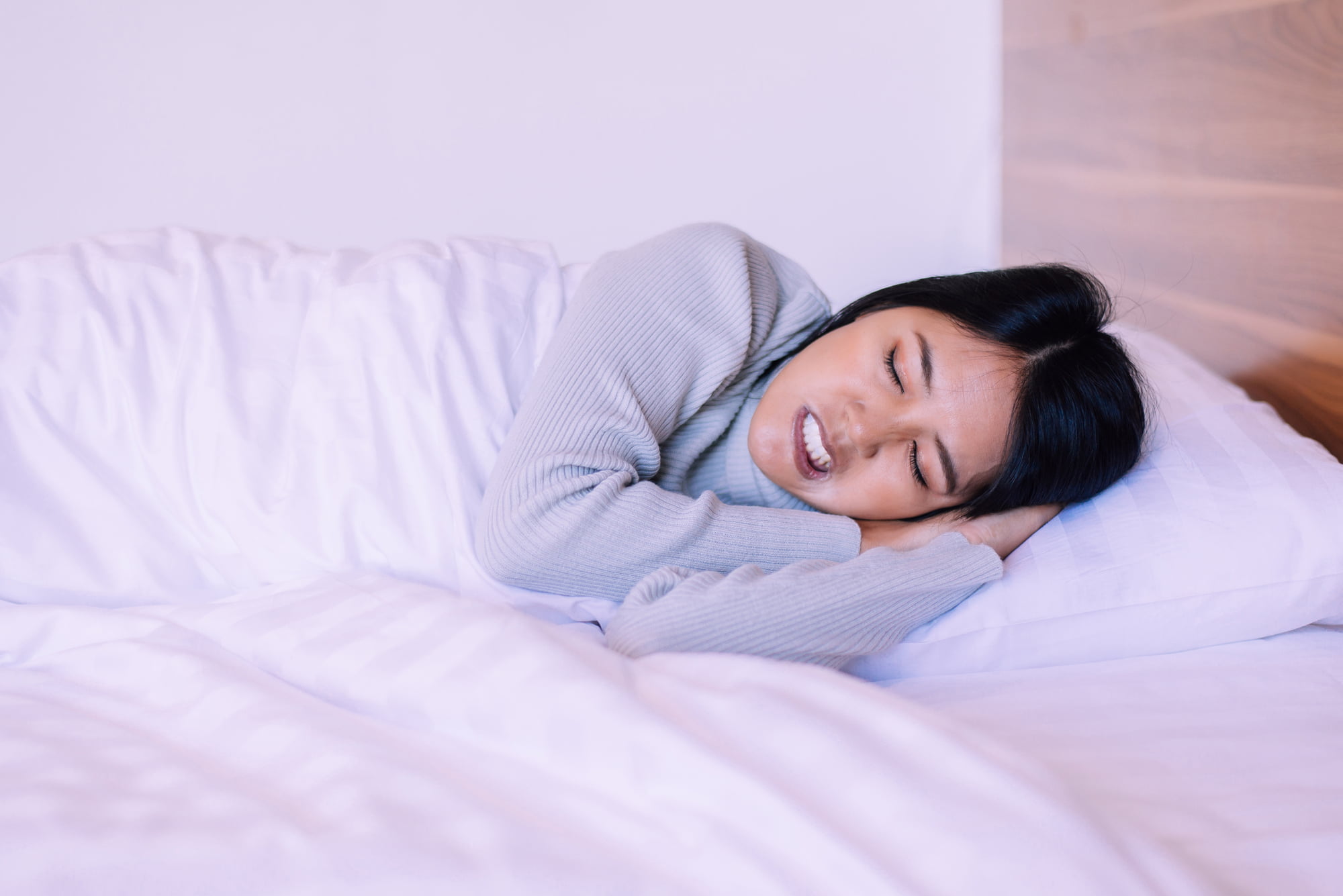 歯ぎしりしながら眠る女性