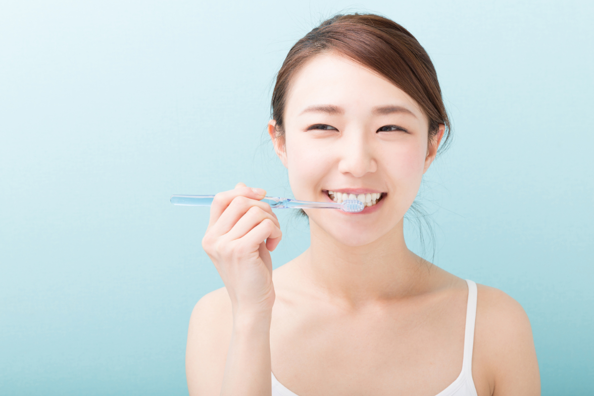 妊娠中の口腔内をきれいな状態に保つために丁寧に歯磨きする女性