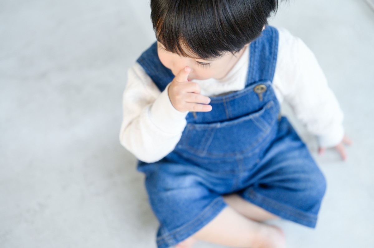 子どもが受け口になる原因の1つである指しゃぶりをしている