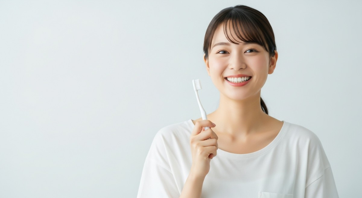 歯周病の進行を防ぐために歯磨きケアをする女性