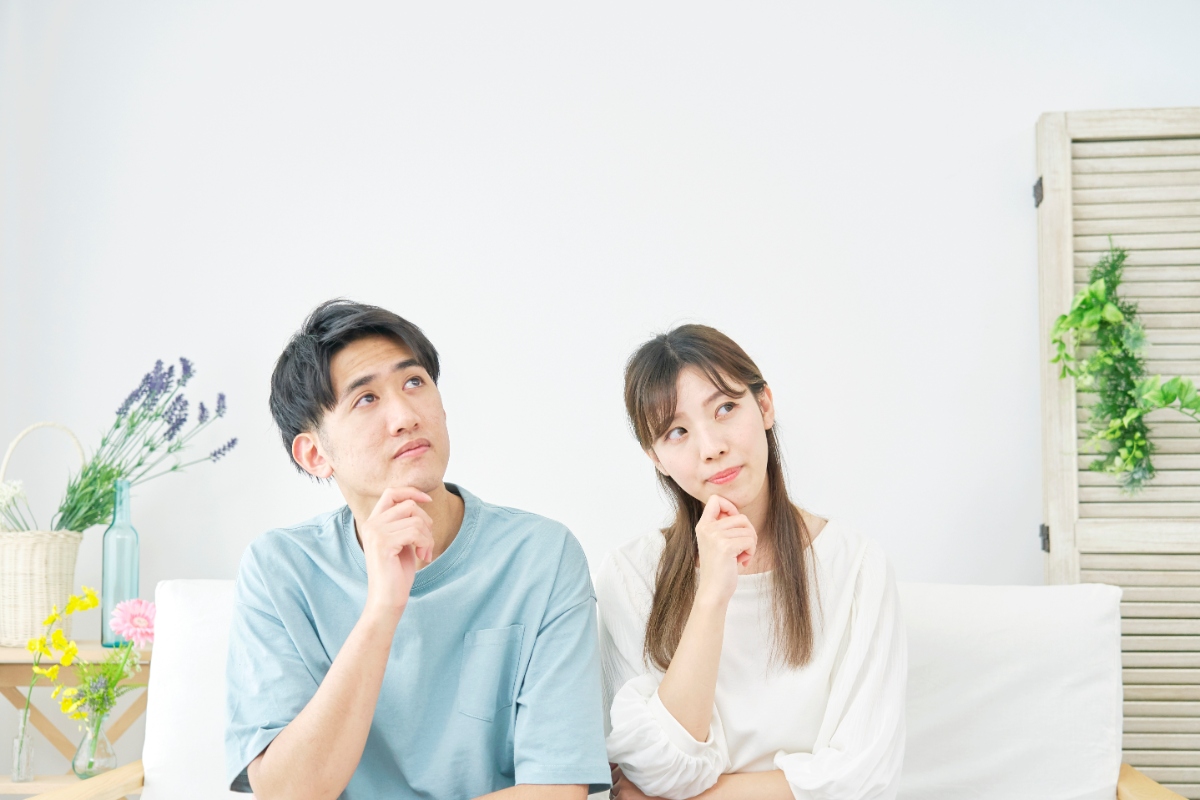ホワイトニング後の痛みはいつまで続くのかを考えている男女