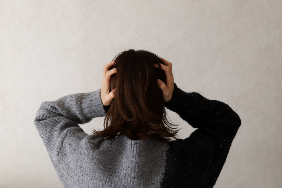 ホワイトニング後に痛いときどうすればいいかを悩む女性