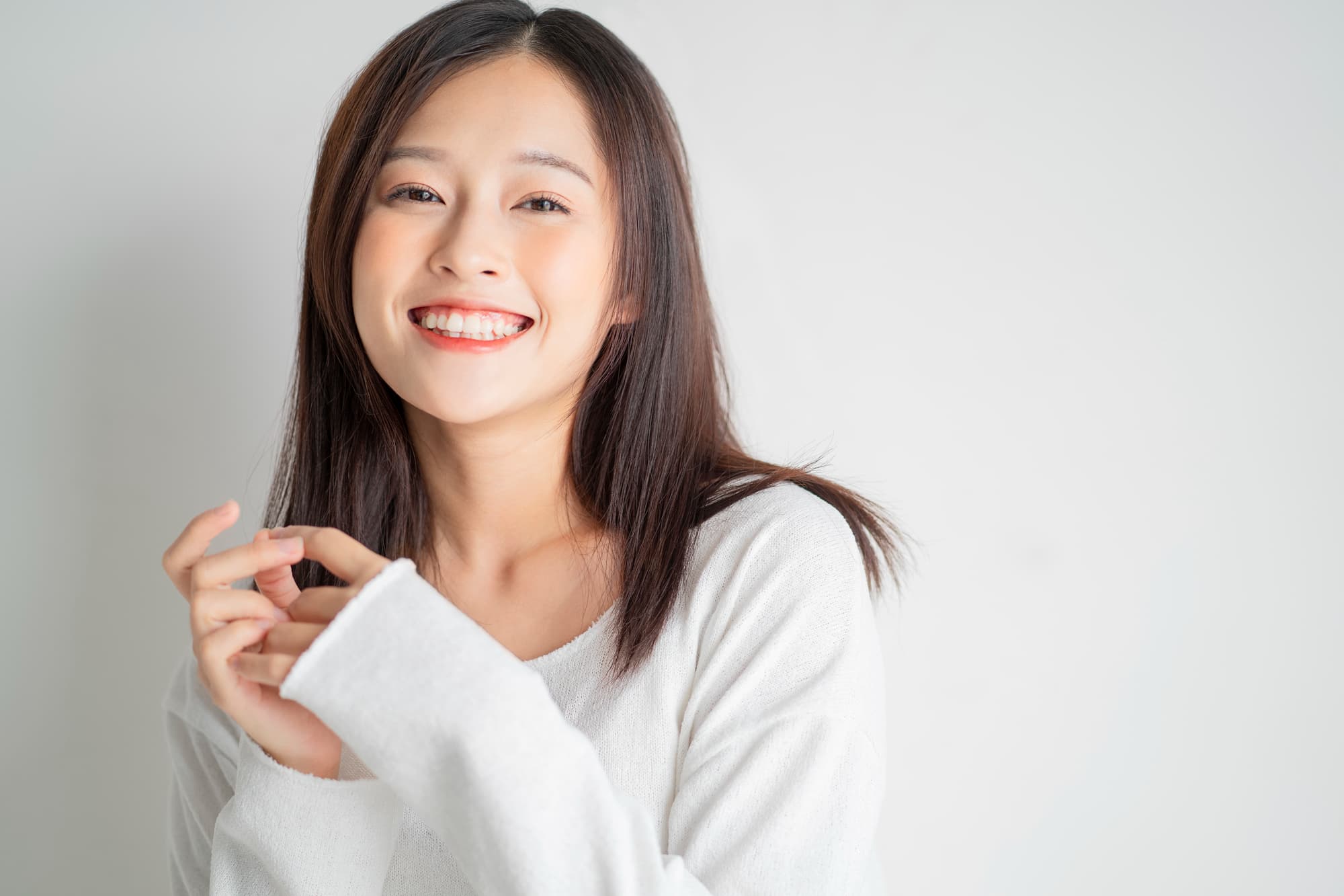 適切なケアで二次カリエスを予防している笑顔の女性